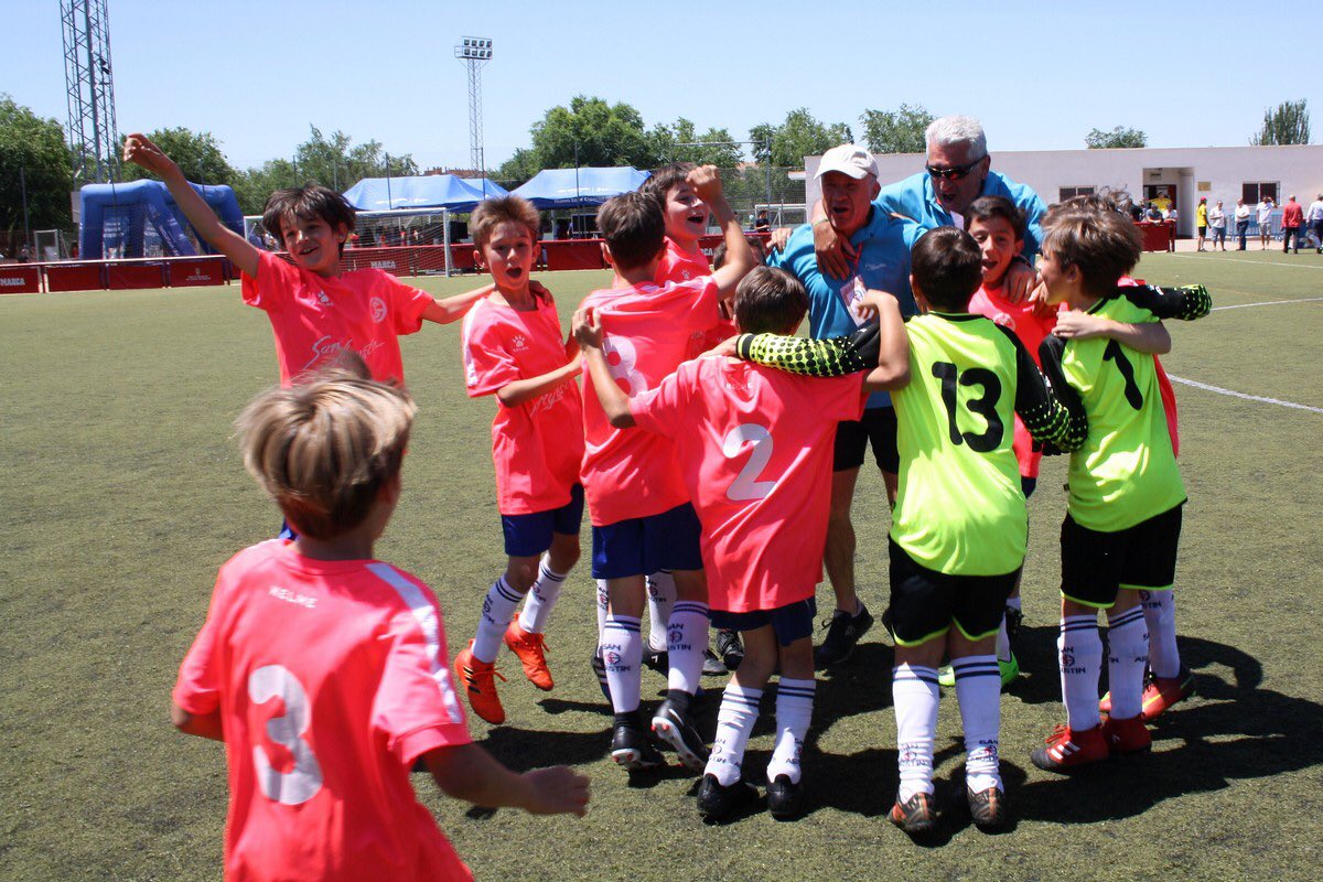 RFFM_oficial's tweet photo. #TorneoCampeonesRFFM 
@sanagusmadrid 'D' campeón de Primera #Benjamín 🏆 tras una gran final ante C.D. Paracuellos Sport 'C' (3-2)
⚽️ (Andrés y Carlos Núñez, 2;
Alex y Paco)
¡Qué gran trabajo se realiza a nivel deportivo en los colegios de nuestra @ComunidadMadrid 🙌🏼🙌🏼! https://t.co/7l1woN1ZqW