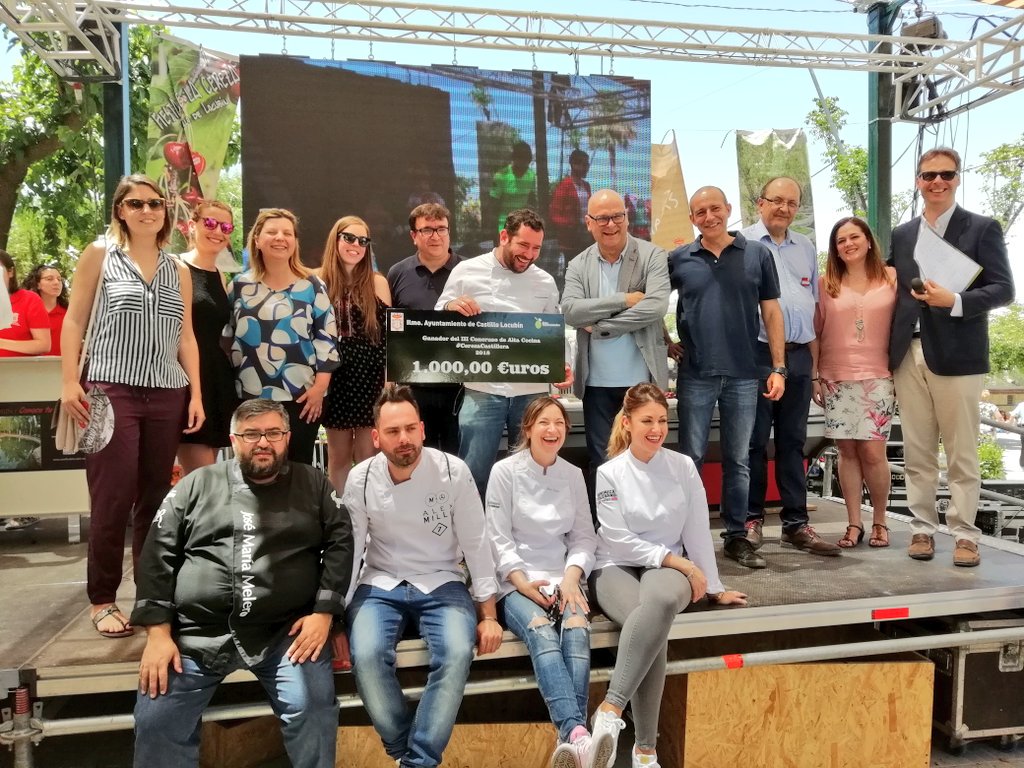 JaenGastronomco's tweet photo. Foto de familia de este III Concurso de Alta Cocina #cerezacastillera.
¡Hasta la próxima! 🍒🍒
#CastillodeLocubín
@ComercialJaen @ToyotaJaen @cookyartoledano @grupoelmercado @PedroAToledano1 https://t.co/ZKxcfHt2r4