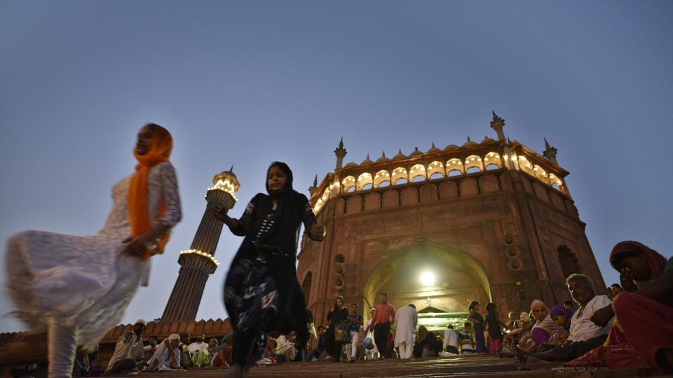 htTweets's tweet photo. #HTPhotos | Eid-ul-Fitr marks the end of Ramzan with a day of celebrations, gifts and gaiety
Full gallery here: https://t.co/E7s9Jn4wKm https://t.co/Zi6rXZhyXp