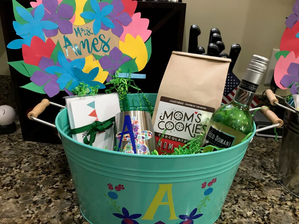 MomsCookies_'s tweet photo. Teacher Appreciation Day with @deannamlevengood #socreative #amazingmoms #bestmoms #loveteachers #school #redchucks #giftbaskets #momscookies #mommade #momskids #create #sharecookies #makethings #showlove #appreciation #chocolatechip #peanutbutter #oatmealraisin https://t.co/JXwCpuvZ8X