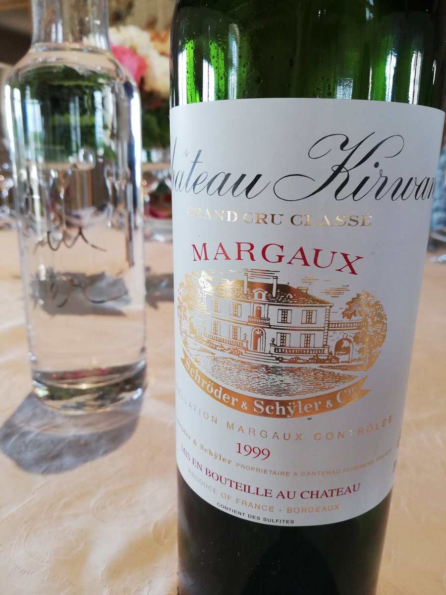 LovAquitaine's tweet photo. Résultat du cours de cuisine au @Chateau_Kirwan avec la chef Stéphanie Bottreau de @CookNTinem : tarte fine de petits légumes, volaille et risotto, le tout accompagné par les vins du château. Bravo ! #lovaquitaine #chateaukirwan #yummy #BFV2018 #winelover https://t.co/GSWE7QccDX