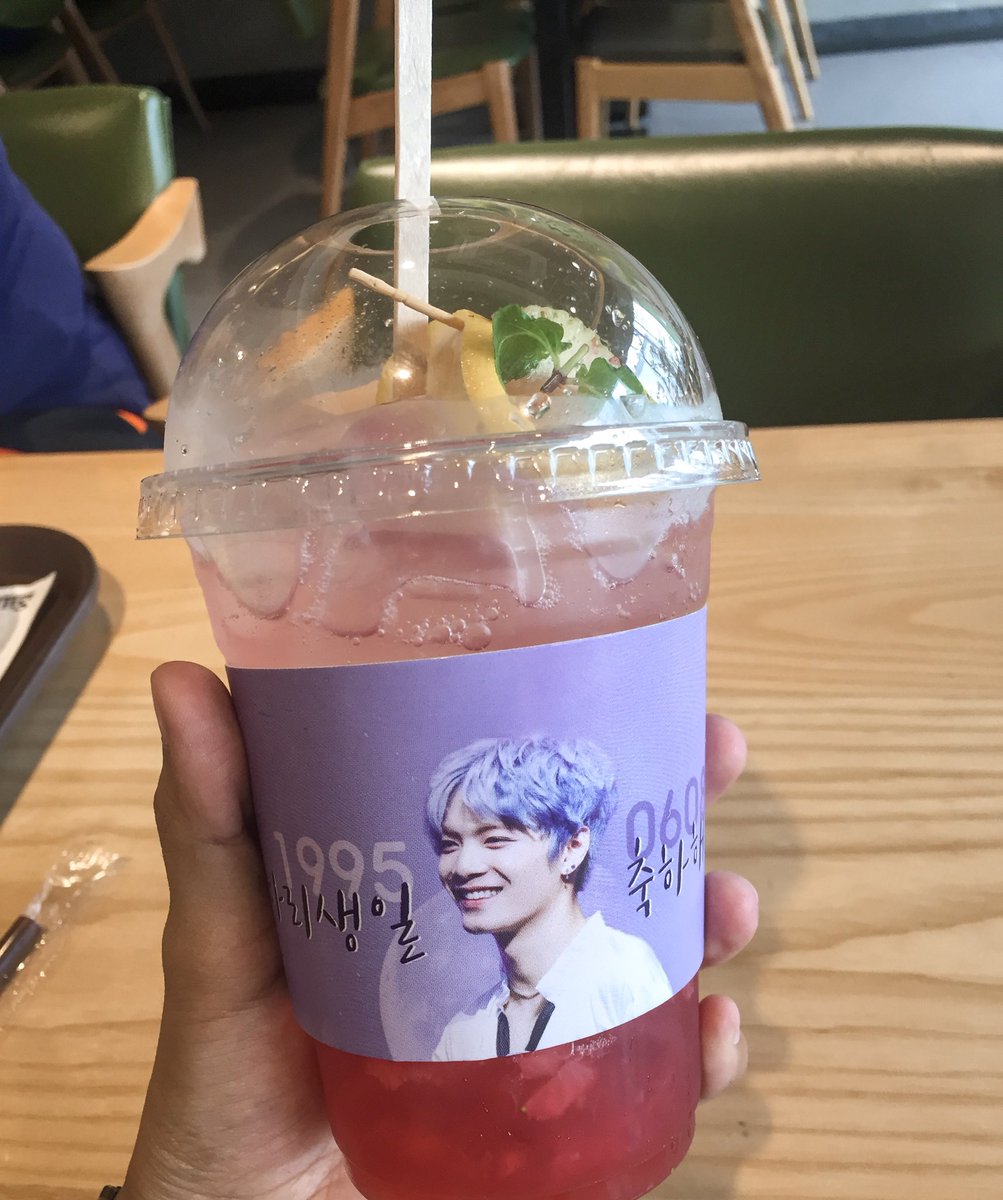 KIMJONGHYEON_TH's tweet photo. (❤️) วันนี้แอดไปร้านซอลบิงที่สาขาสยามแสควร์ ซอย 2 Cup Sleeve JR ยังมีเหลืออยู่จำนวนหนึ่งนะคะ ยังสามารถไปรับกันได้ค่ะ~
#SPECIALDAYWITHJR https://t.co/ER2geRCMpI