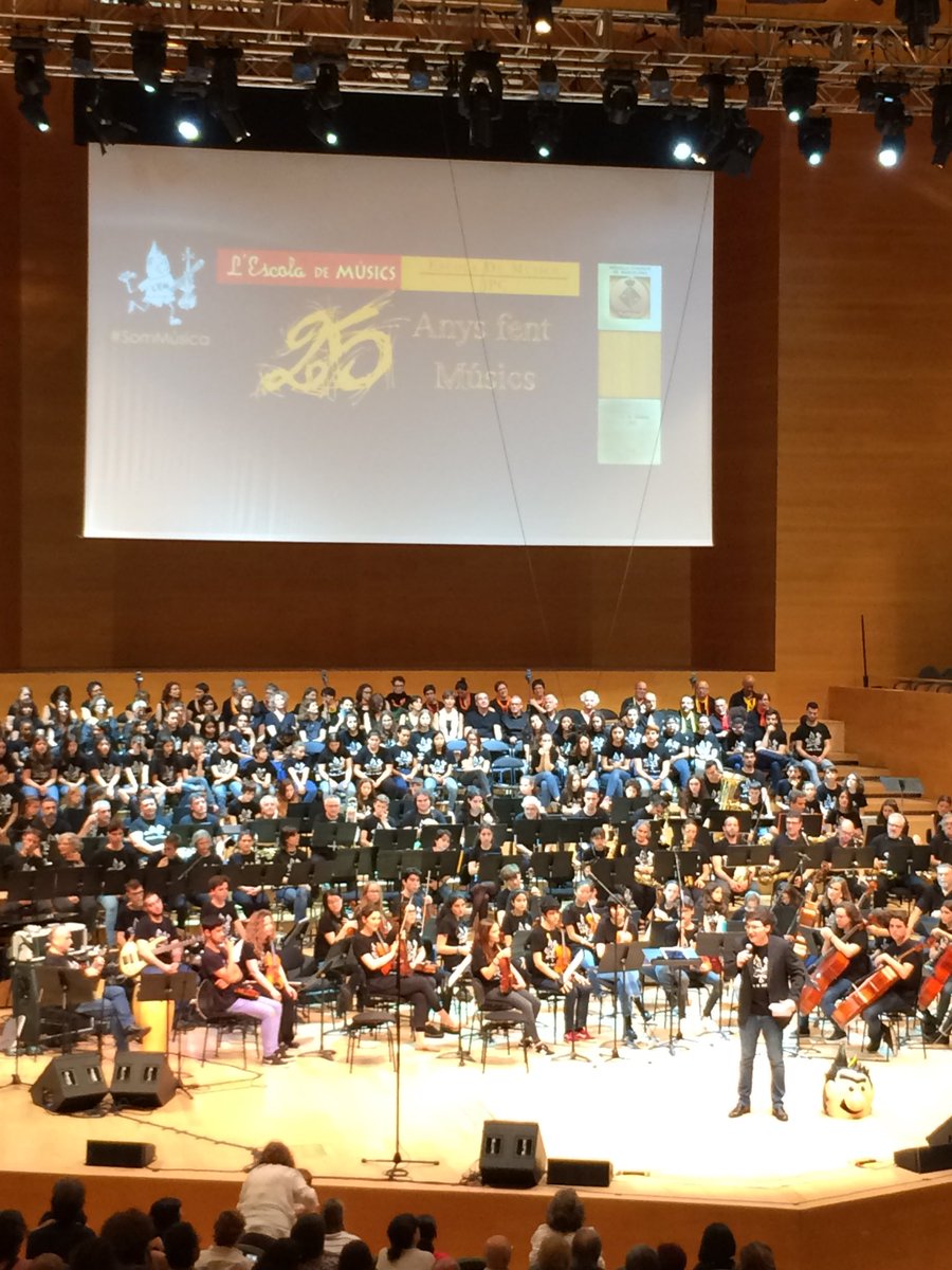 MandreuBcn's tweet image. Gran espectacle @lauditori  25 anys de l’Escola de Músics @LEMiJPC Bon exemple de com estimar, ensenyar, compartir, socialitzar i democratitzar la música per fer barri i ciutat, des del Raval, fer cultura i persones sensibles des de l’educació i la música #ensRavalem #SomMúsica