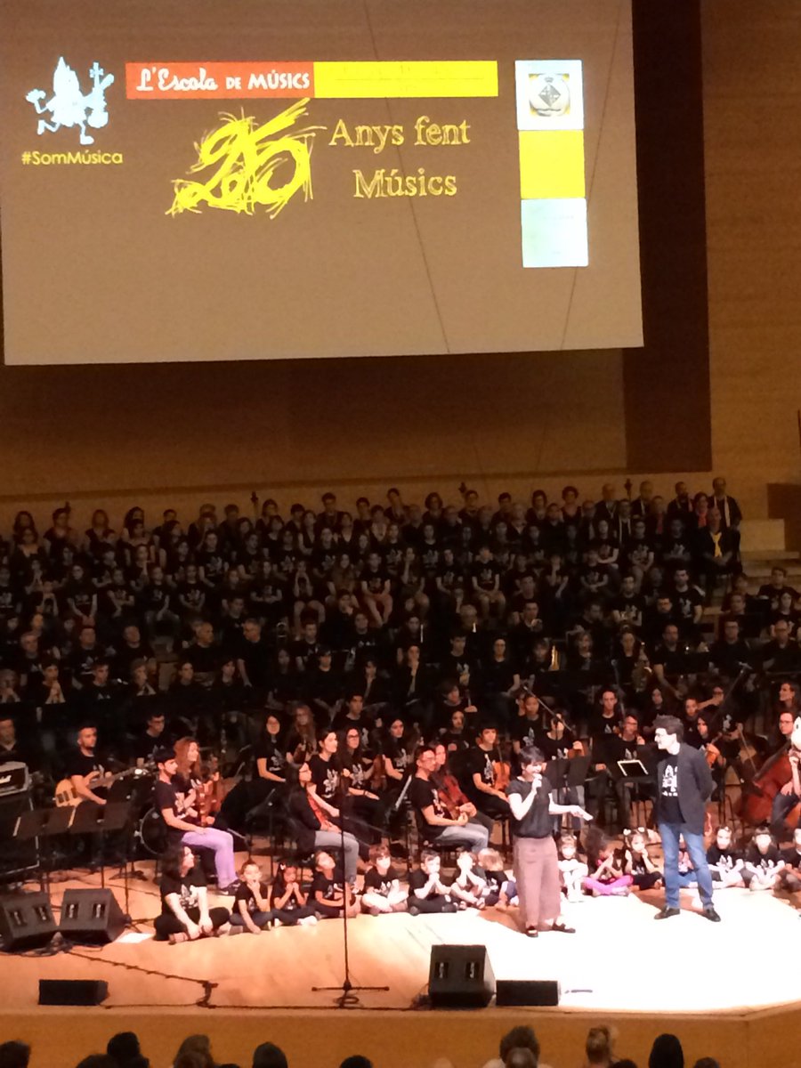 MandreuBcn's tweet image. Gran espectacle @lauditori  25 anys de l’Escola de Músics @LEMiJPC Bon exemple de com estimar, ensenyar, compartir, socialitzar i democratitzar la música per fer barri i ciutat, des del Raval, fer cultura i persones sensibles des de l’educació i la música #ensRavalem #SomMúsica