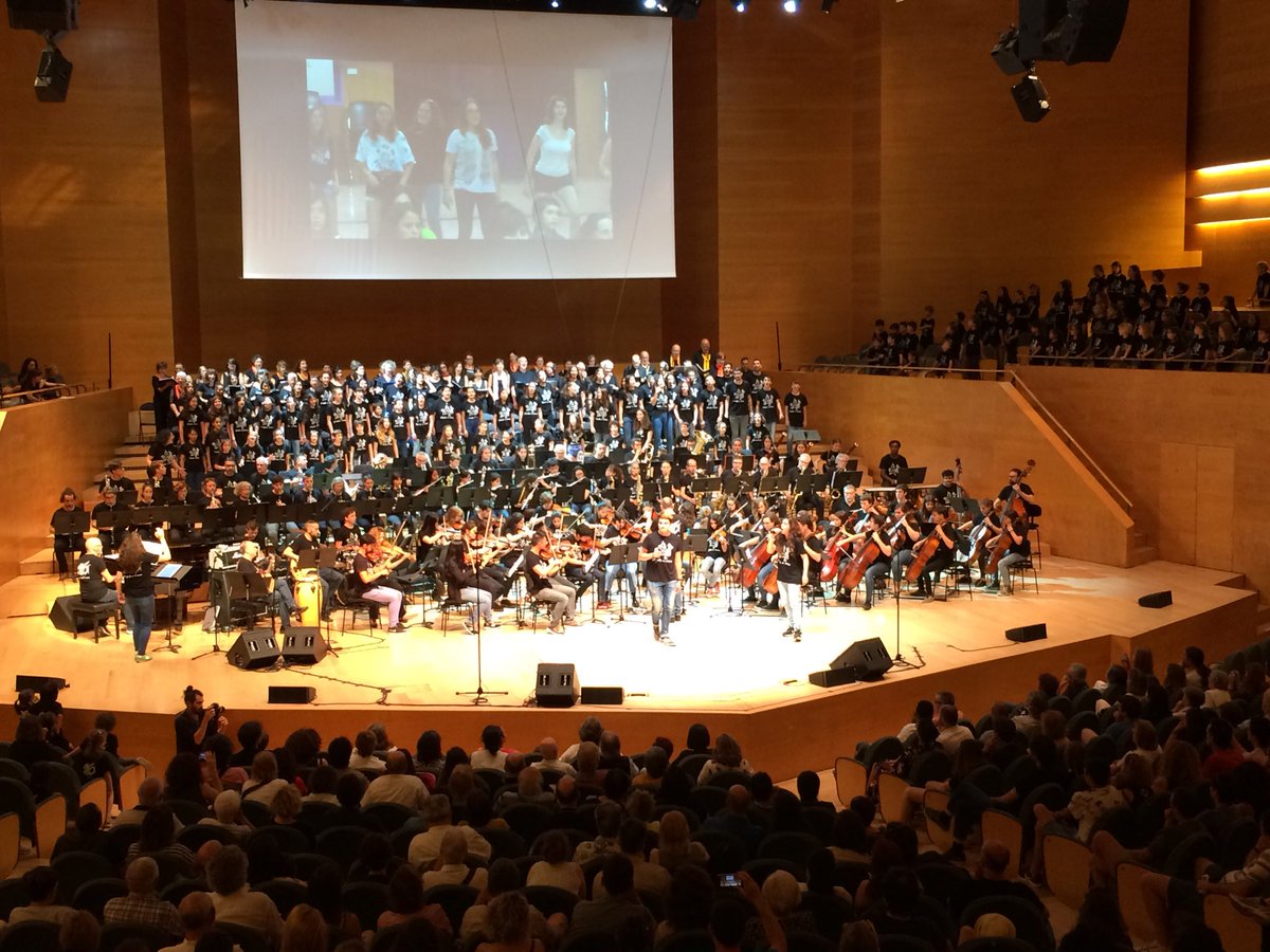 MandreuBcn's tweet image. Gran espectacle @lauditori  25 anys de l’Escola de Músics @LEMiJPC Bon exemple de com estimar, ensenyar, compartir, socialitzar i democratitzar la música per fer barri i ciutat, des del Raval, fer cultura i persones sensibles des de l’educació i la música #ensRavalem #SomMúsica