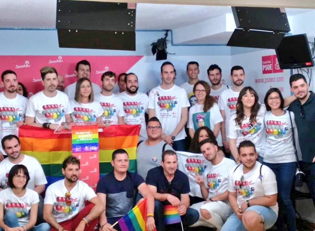Dela_sama's tweet photo. 🏳️‍🌈 🌹 Ayer en la manifestación del #OrgulloCLM2018 en #CR muy orgulloso de mis compañerxs de @PSCMPSOE @LGTBPSOE y nuestros jóvenes @JSpCR @LGTBIdeJSCM 🌹 🏳️‍🌈
💪🏻💪🏽💪🏿Unidxs por la defensa de los DD.HH. del colectivo #LGTBI de #CastillaLaMancha #CLM y toda España https://t.co/2sPqOS5Y1e