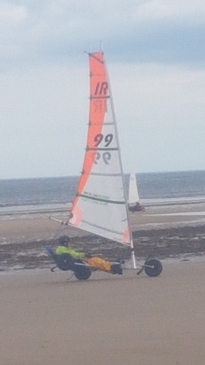 LandsailRedcar's tweet photo. Last race of the day and the minis are lifting nicely at the north mark

#RideTheWind

@EnjoyTeesValley https://t.co/rfYYKjIFkv
