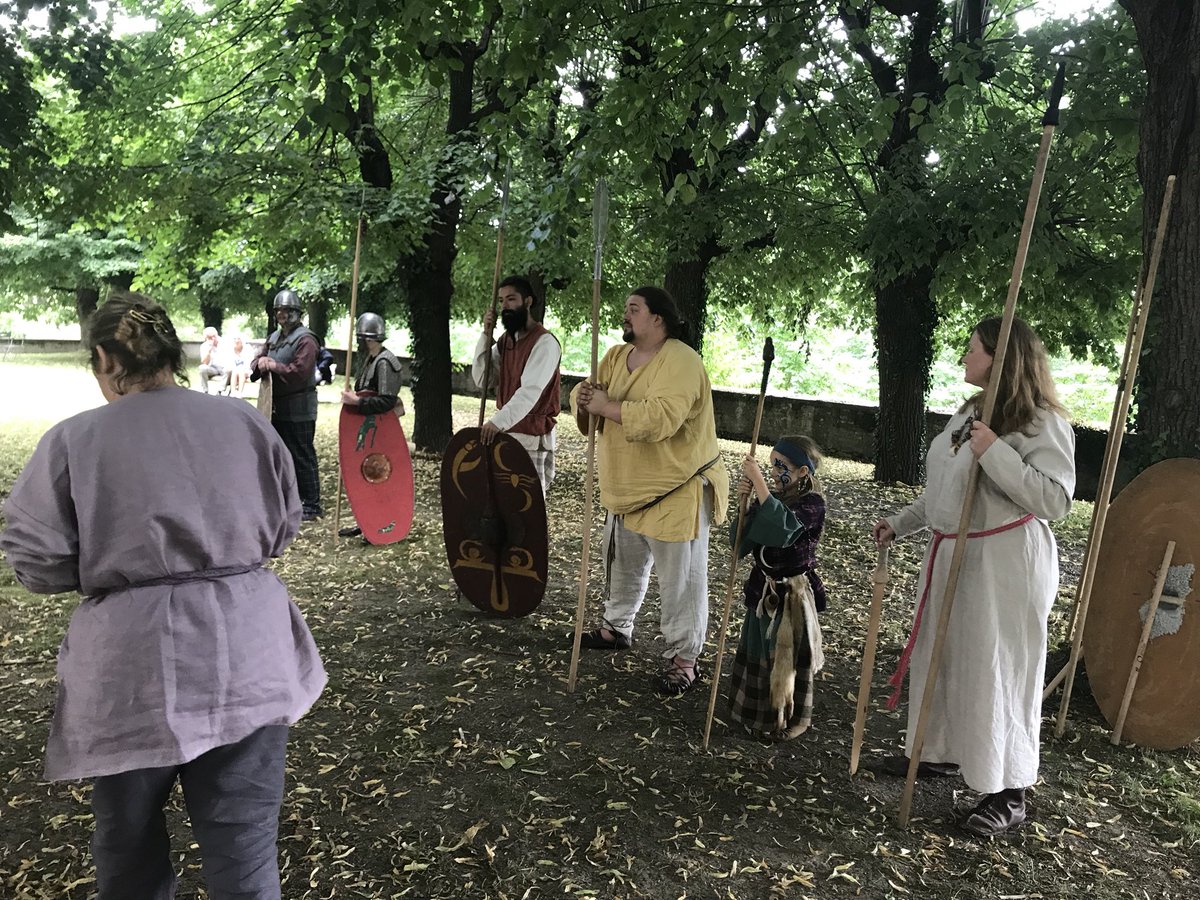archivesaube's tweet photo. Présentation des guerriers gaulois et démonstration de combats à l’Hôtel-Dieu pour les #JNA2018. Animations et exposition #ArkéAube gratuite toute la journée ! https://t.co/NBwom3IAwD