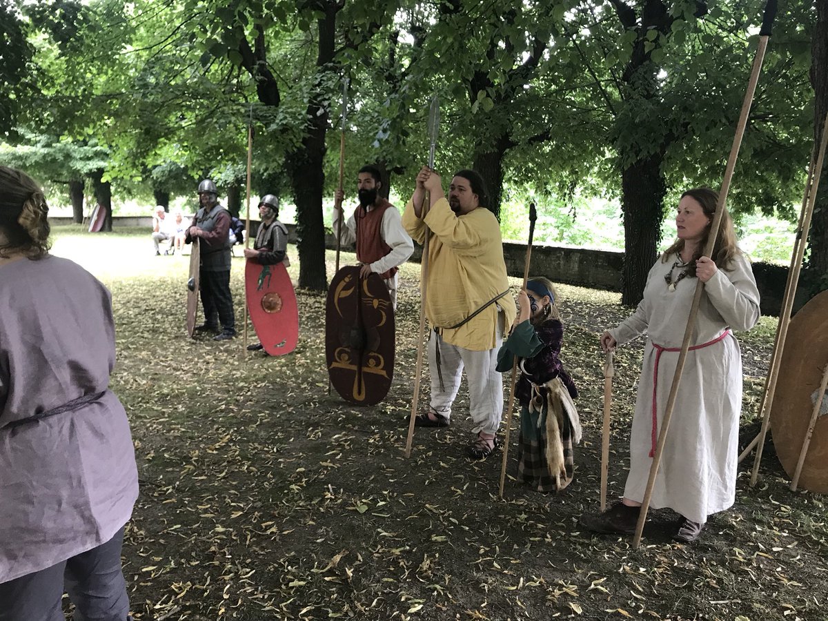 archivesaube's tweet photo. Présentation des guerriers gaulois et démonstration de combats à l’Hôtel-Dieu pour les #JNA2018. Animations et exposition #ArkéAube gratuite toute la journée ! https://t.co/NBwom3IAwD