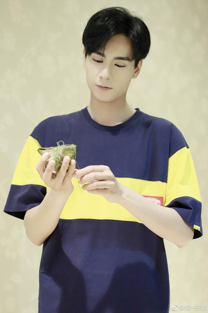 alsbsquadph's tweet photo. [Hu Yi Tian Weibo Update]

Old Hu greeting fathers all over the world a 父亲节快乐!💕

#HuYiTian 
#胡一天 
#FathersDay https://t.co/vNLmn16kJ5