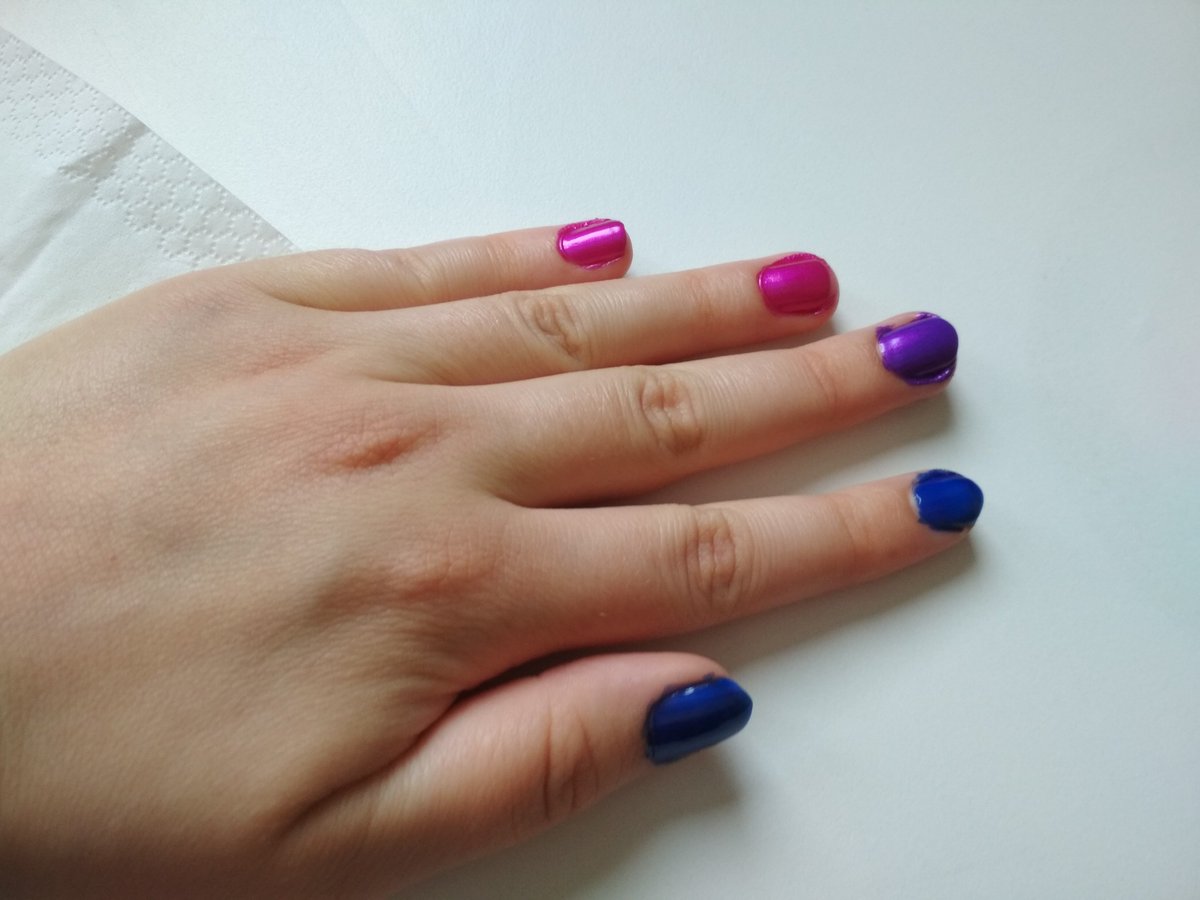 Jaskinia_Lindy's tweet photo. Takie tam z okazji #pridemonth 😃#BiNails 💖💜💙 https://t.co/lN6xRyt8IP