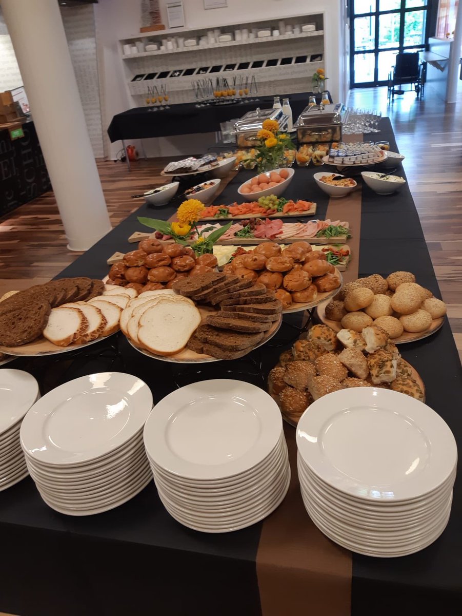 nice_ortiz's tweet photo. Weer zo trots op onze afdeling horeca! Zomerbrunch voor onze patiënten @elkerliek  #trots #goeie proat # vaderdag  #brunch https://t.co/MwnF86n8Io