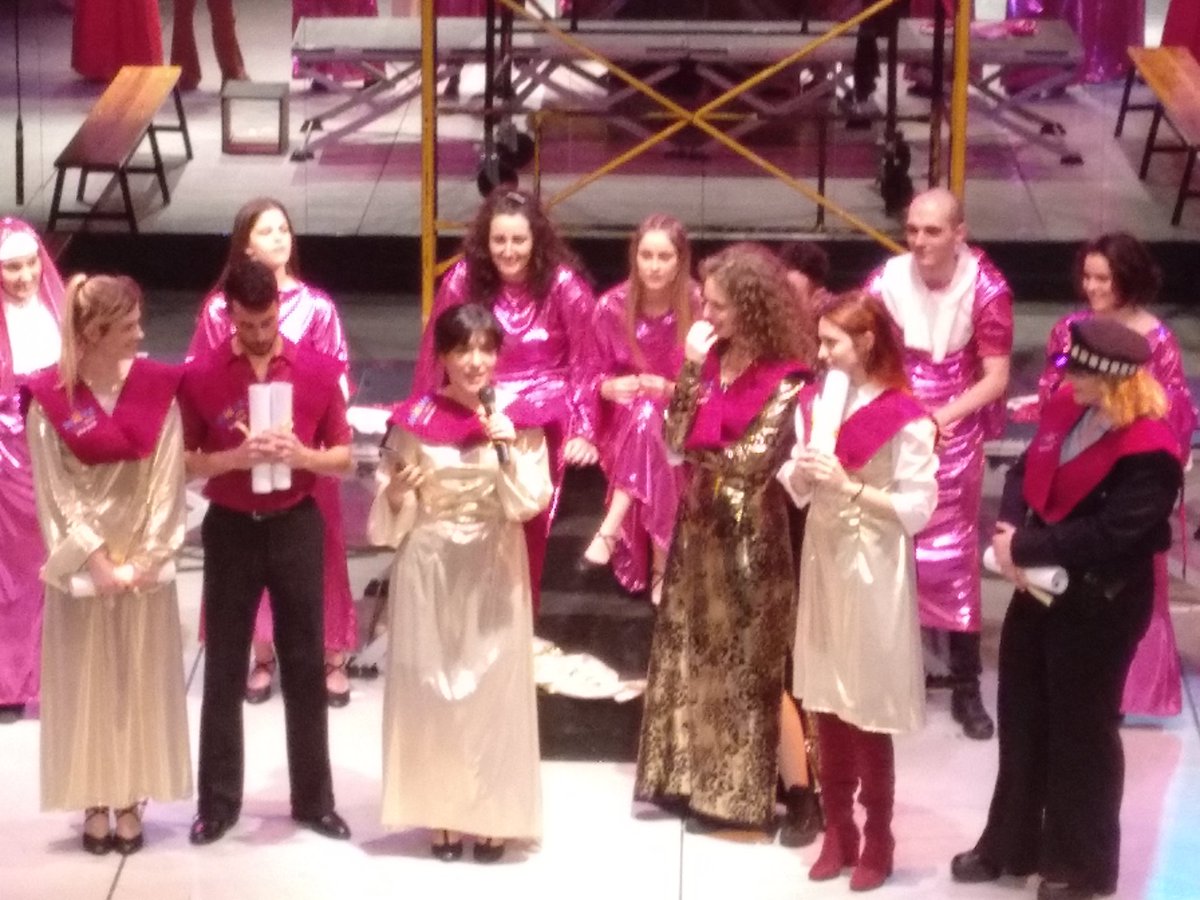 Graduación en Scaena. Cuatro años disfrutando del placer de colaborar en el desarrolló nuevos artistas. Sé que  todo lo vivido y aprendido os acompañará. Se os quiere!!#teatromusical #actor #cantante