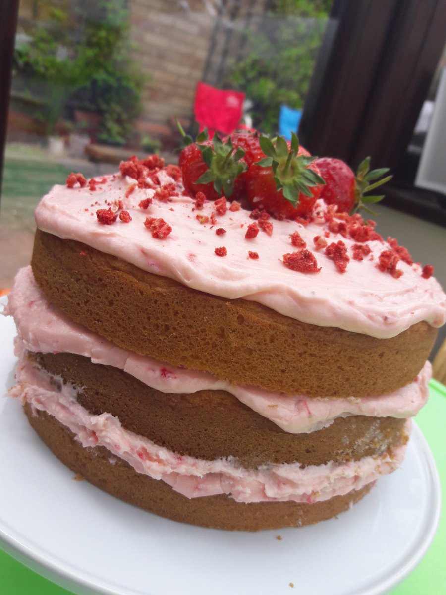 StripedApron's tweet photo. Mmm, strawberry sponge - lovely Fathers Day treat! #cake #FathersDay #stripedapronbakery #strawberry https://t.co/5Tu4r5lbJm