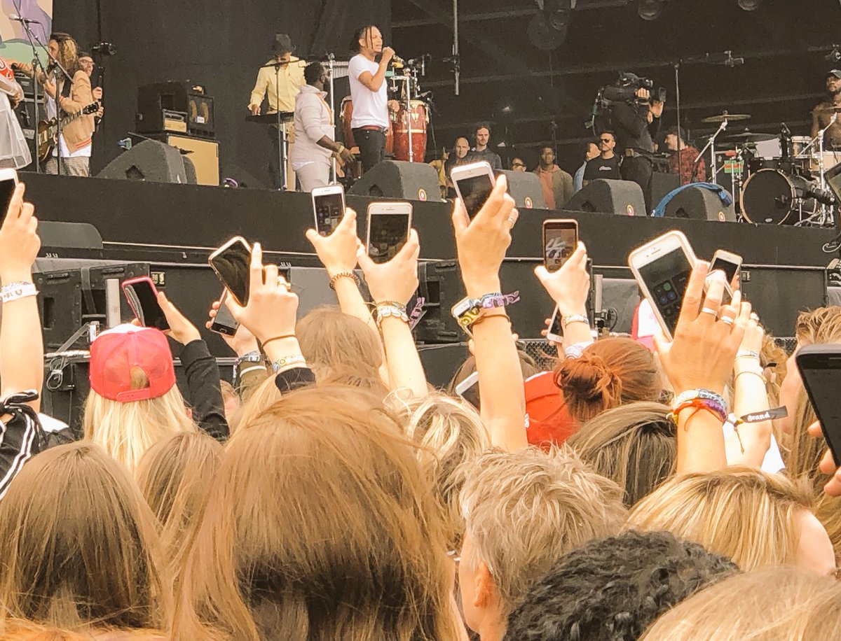 WoW zeg <a href="/RonnieFlex2907/">Ronell Plasschaert</a> en <a href="/blof/">BLØF</a> wanneer komt die ‘omarm’ uit?? 💕 daarnet live <a href="/pinkpopfest/">Pinkpop festival</a> was veelbelovend #PP18