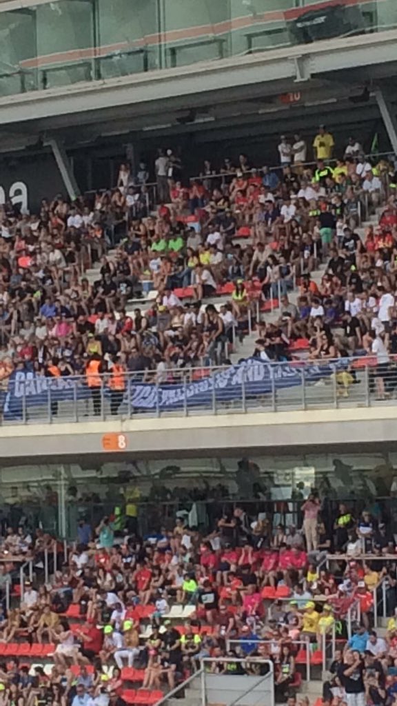 MiriamLanero's tweet photo. La llibertat d’expressió ha estat missió impossible! La @JNCatalunya hem volgut desplegar una pancarta al Premi de #motoGP demanant la llibertat dels presos polítics i el retorn dels exiliats i ens han increpat d’una manera vergonyosa! No ens rendirem! Llibertat! #nosurrender🎗 https://t.co/DDXCvsnqJg