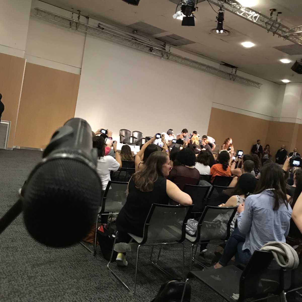 mnichlo's tweet image. j’ai posé une question pendant le panel de groupe ct trop trop drole ils ont du se concerter etc ct ultra drole!!!! #thos2 #thos2con #thosconparis