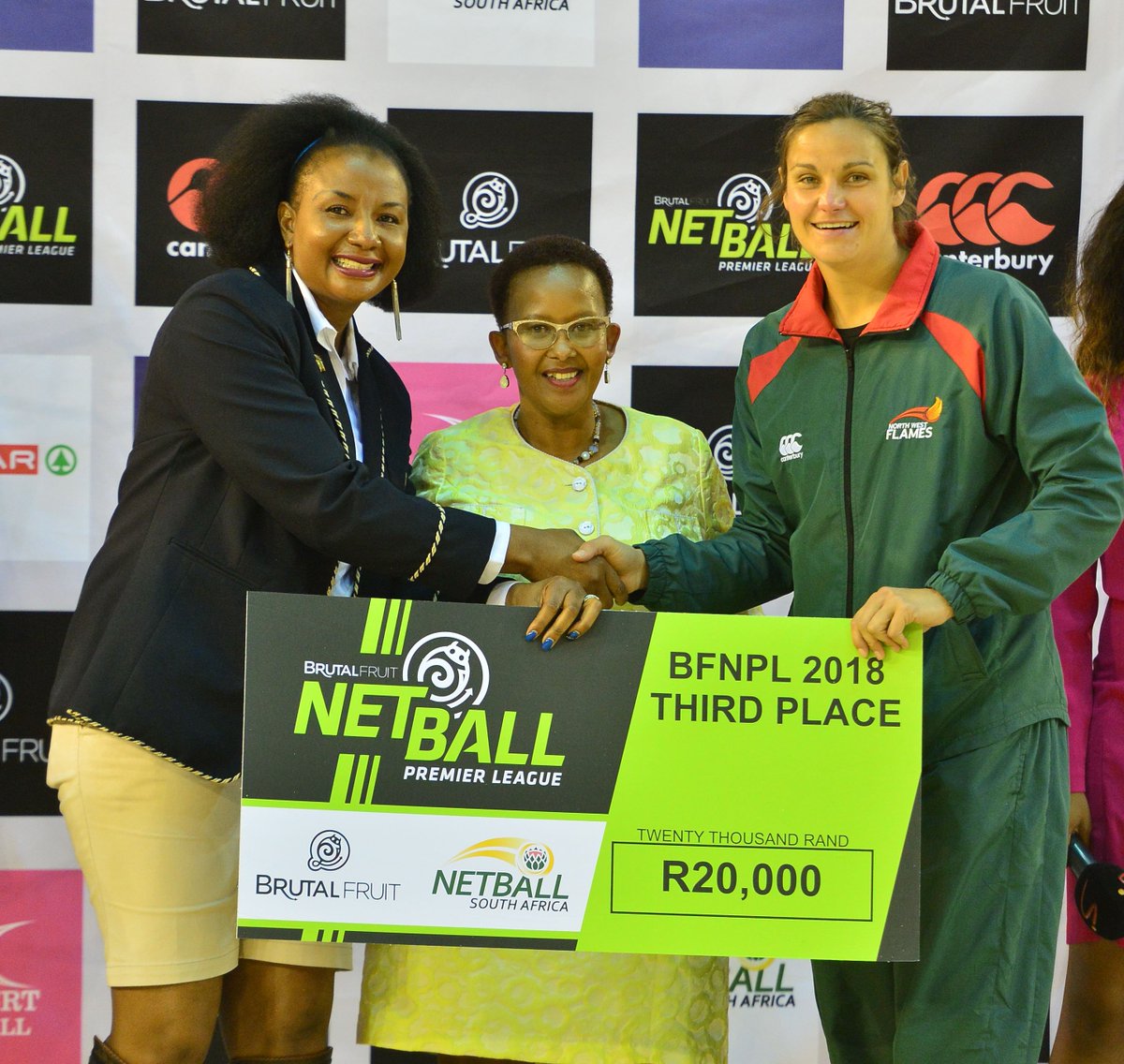 Netball_SA's tweet photo. The #BFNPL2018 WINNERS, @JaguarsNetball receive R100,000 prize money. Runners up, the #WesternCape #SouthernStings R40,000 and the third place winners, the North West Flames, receive R20,000 prize money.
#BFNPL https://t.co/7AiJ3x5Ctm