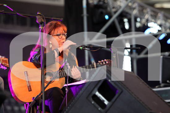 agenciaacn's tweet photo. .@mmarbonet i #Elgio encenen la flama del Concert per la Llibertat d’Expressió https://t.co/bkc6mCyEsl #concertperlallibertat #SetmanaLlibertatExpressió @GrupSuportElgio https://t.co/3Zx3RzkFoT