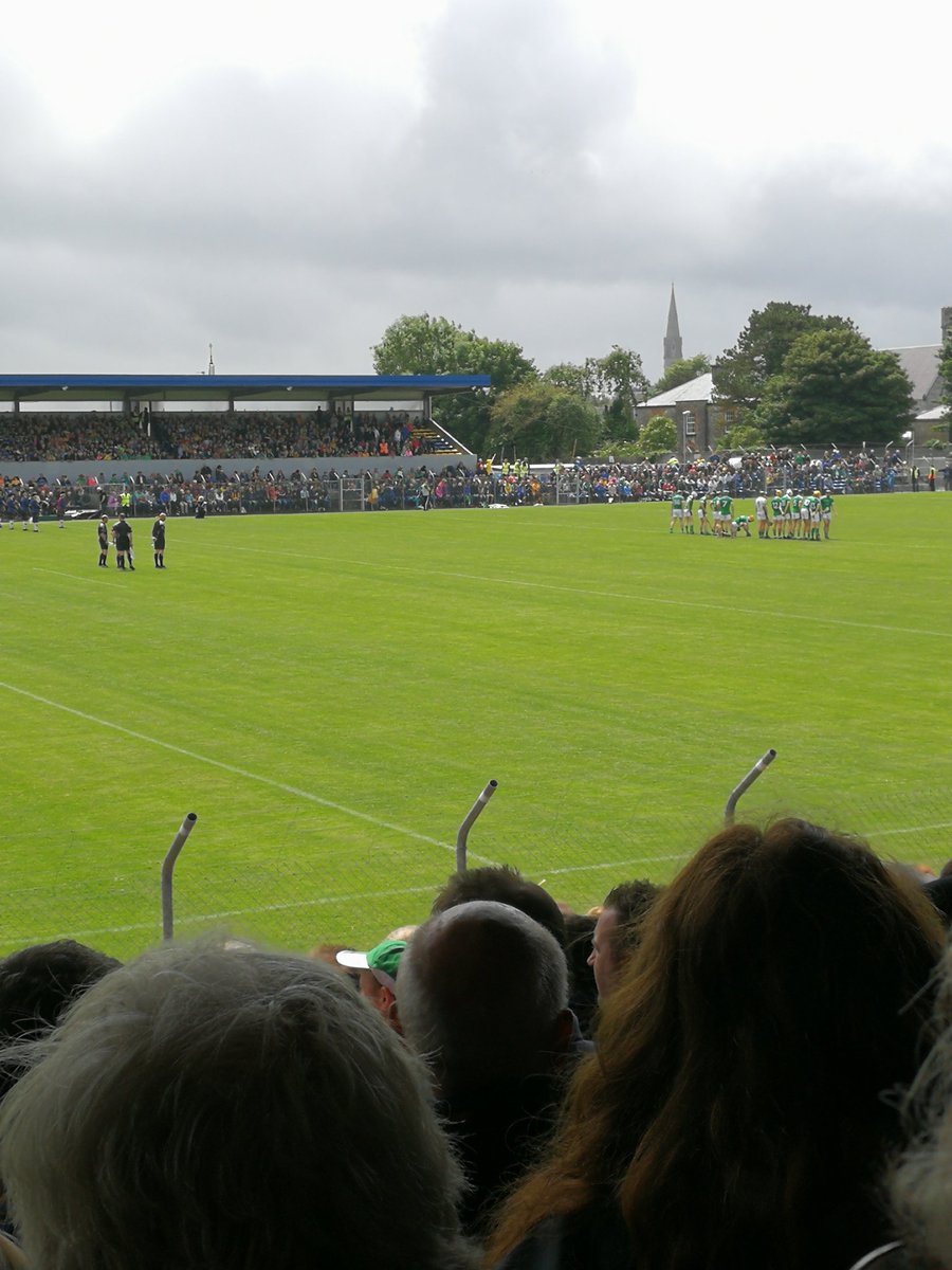 Noelio9891's tweet image. Only in Clare!! No tickets to be got and empty seats at the end of the stand #ClarevLimerick