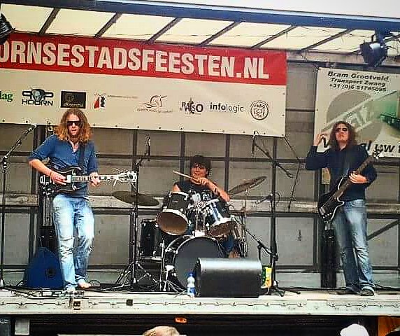 Precies 6 jaar geleden stonden we ook op de Hoornse <a href="/Stadsfeesten/">Hoornse Stadsfeesten</a>! Ook op het Koepoortsplein! Vanavond staan we er om 19:30! Zie je dan! 

#TwoShakesSunday #HSF18
