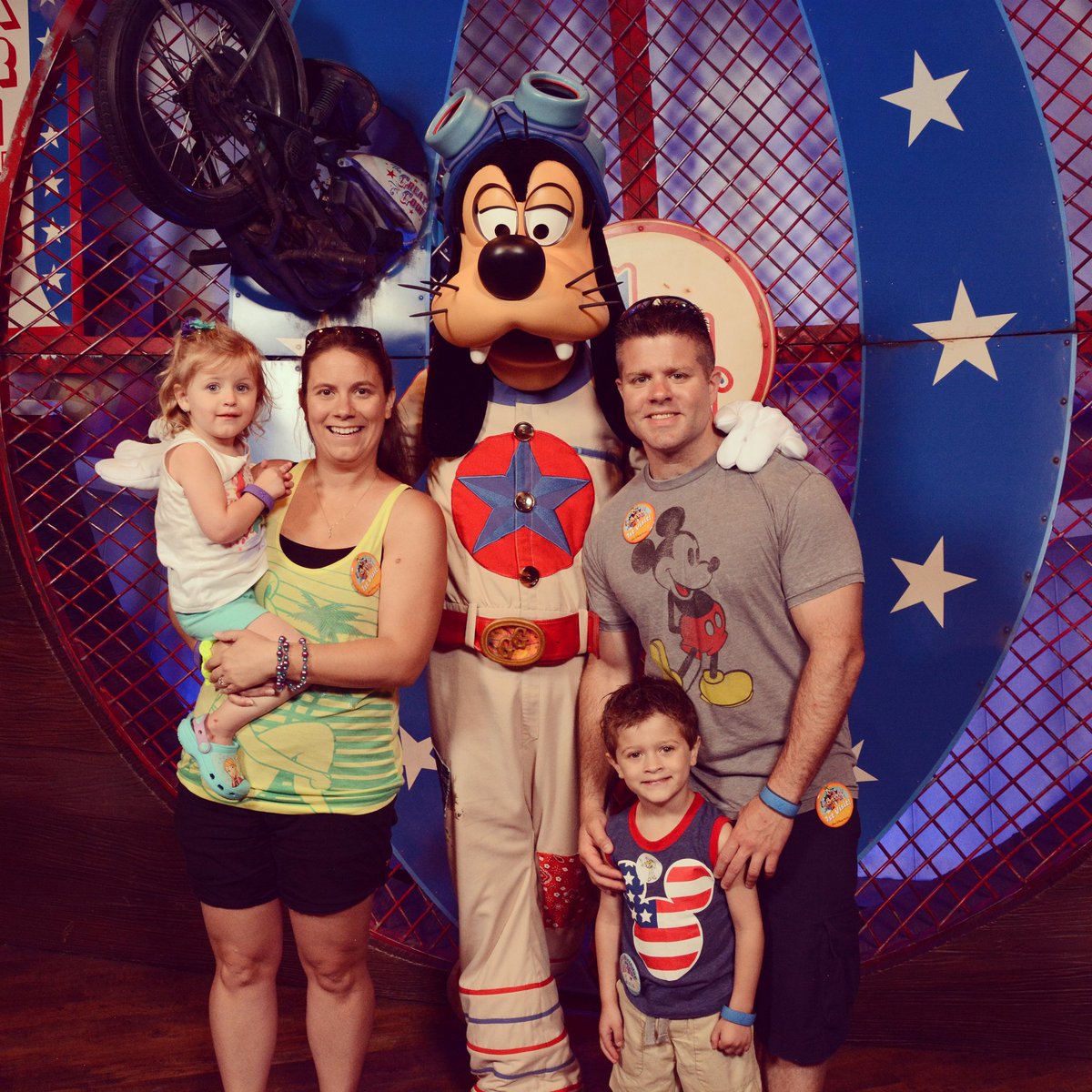 nikki_1029's tweet photo. I'm wishing a #Goofy Father's Day to all dads! Hope you have fun and share lots of laughs with your family today!

@GrumpyHusband81 Thanks for always making our kids laugh and tolerating my love of #Disney!

#disney2016 #FathersDay #disneymom #disneyblog https://t.co/t3fuj0e008