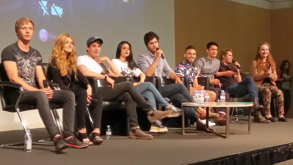 bygl00's tweet image. What a freaking amazing cast seriously 👏🏾 #THOS2 #THOSCon #Paris #SaveShadohwunters #PickUpShadowHunters #NotOurLastHunt and an perfect translater ☺️