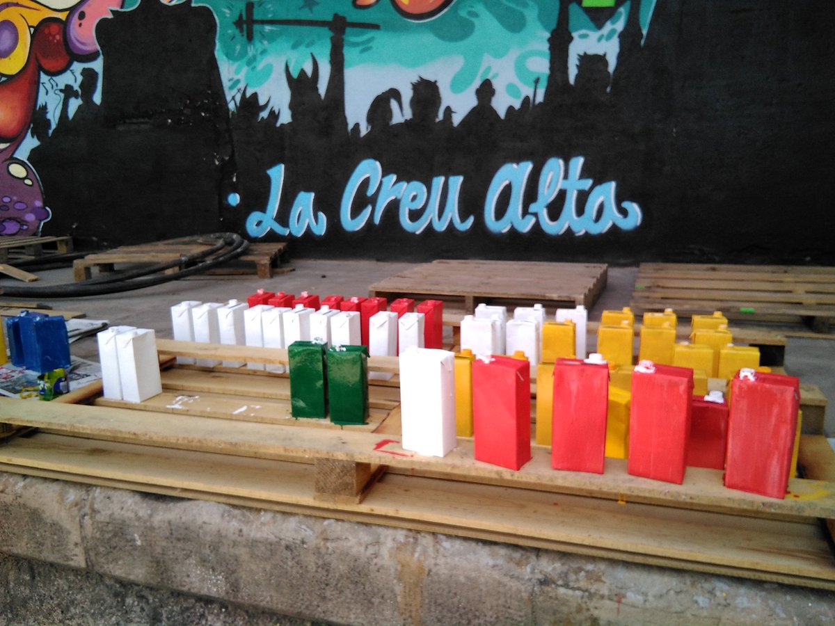ElTallaret's tweet photo. Diumenge dia 1 de juliol fa 9 mesos de l'1 d'Octubre, el CDR la Creu Alta - Can Puiggener commemora l'efemèride amb una #EMBRICADA "Els desitjos com a sostre" us animem a participar-hi portant els vostres briks plens de desitjos #laCreuAlta #Sabadell https://t.co/hJupPU4Ble