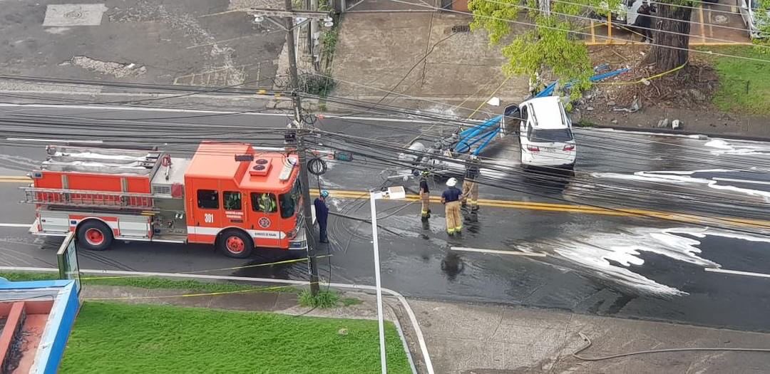 tvntrafico's tweet photo. Cerrada la Vía España por accidente de tránsito por la Pepsi, más temprano el vehículo involucrado derribó un poste del tendido eléctrico. @tvnnoticias https://t.co/DGtBxcrErV