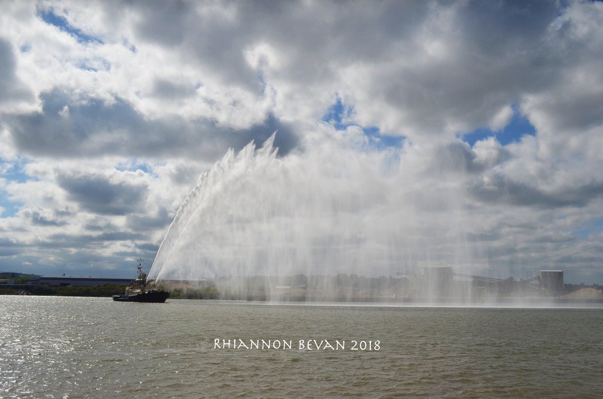 rhiannonjazz's tweet photo. Medway River Festival at the Historic Dockyard Chatham was a huge splash, in many different ways! Was so much fun! Cant wait for next year! #RhiBPhotography #CorpsofRoyalEngineers #JetSkis #HistoricDockyardChatham #NewsInAction #Svitzer #MedwayRiverFestival2018 #LokiCustoms https://t.co/bKVghBgaih