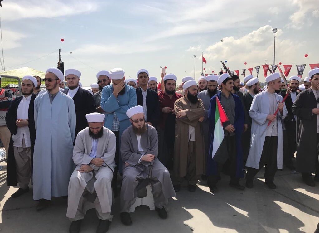 dzepm's tweet image. Demokrasiye inanmıyoruz ama otobüs bedava olunca geldik.