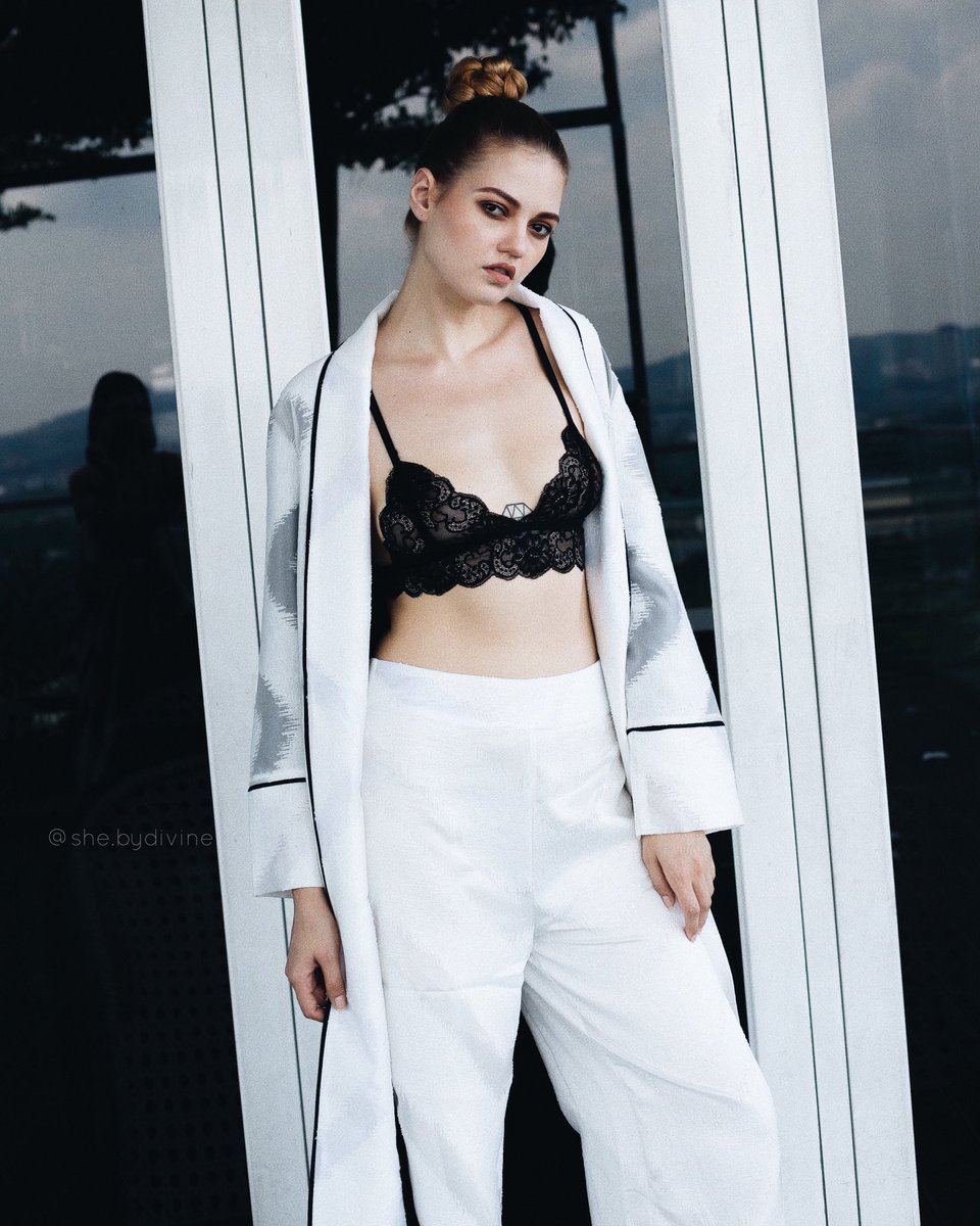 SheByDivine's tweet photo. We are very luck to be women, so even if we're wearing trousers, I always wear them with some lace underwear or a very feminine bra - I like that
#shebydivine #woman #womantalk #feminist #feminism #feminine #details #designer #sedución #lace #soft #trianglebra #bralet #aesthetics https://t.co/567RXA8ifN