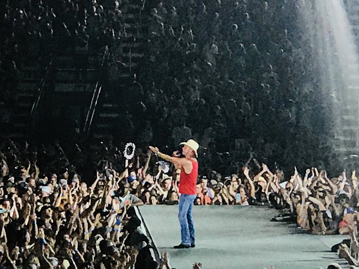 jaleather228's tweet photo. @noshoesradio Amazing show in Columbus!! Drove 3 1/2 hours to get there and listened to NSR all the way!! Love you guys and the music is always the best! Already planning for my next Kenny concert! ♥️🎶 @kennychesney @BlueChairBayRum https://t.co/Ut03igot2D