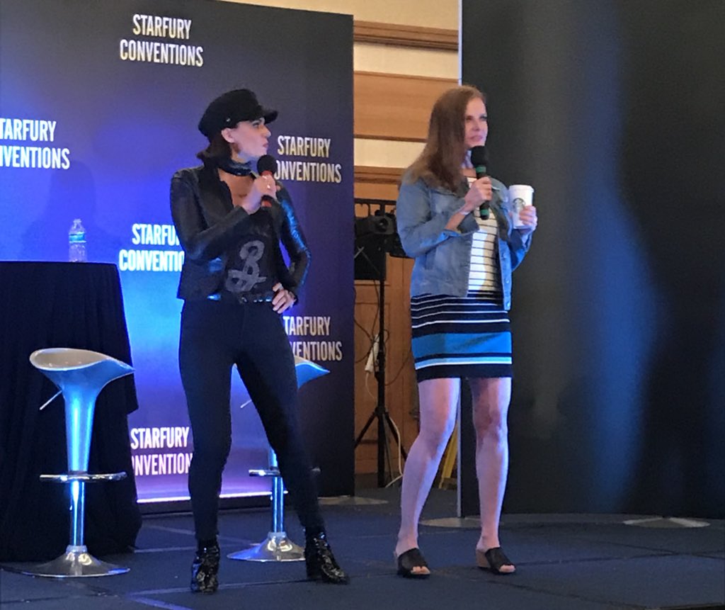 marisasbailey's tweet photo. #BEXANA PANEL ❤️💚 https://t.co/L5sr13Lr9O