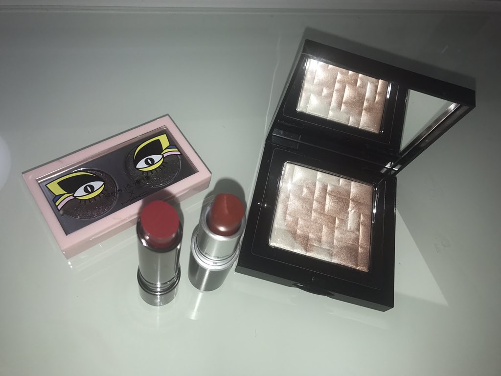 Emma No Twitter 御殿場のアウトレットはコスメが充実してて最高 昔の限定品とか破格で置いてあって 掘り出し物たくさん 今日はこんだけ買って100ちょい 最高