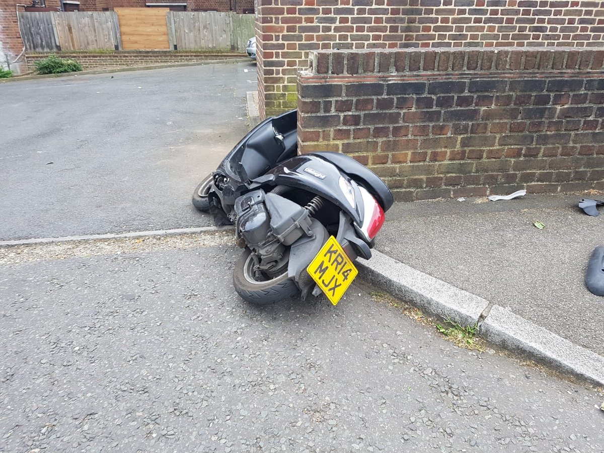 Shomrim's tweet photo. #Shomrim alerted the police after youth on a #Mopad hit a vehicle on #Kyverdale Road #N16 suspects fled the #scene, however the now known stolen moped has been recovered and returned to the rightful owner by @MPSHackney https://t.co/QufwjTzdqV