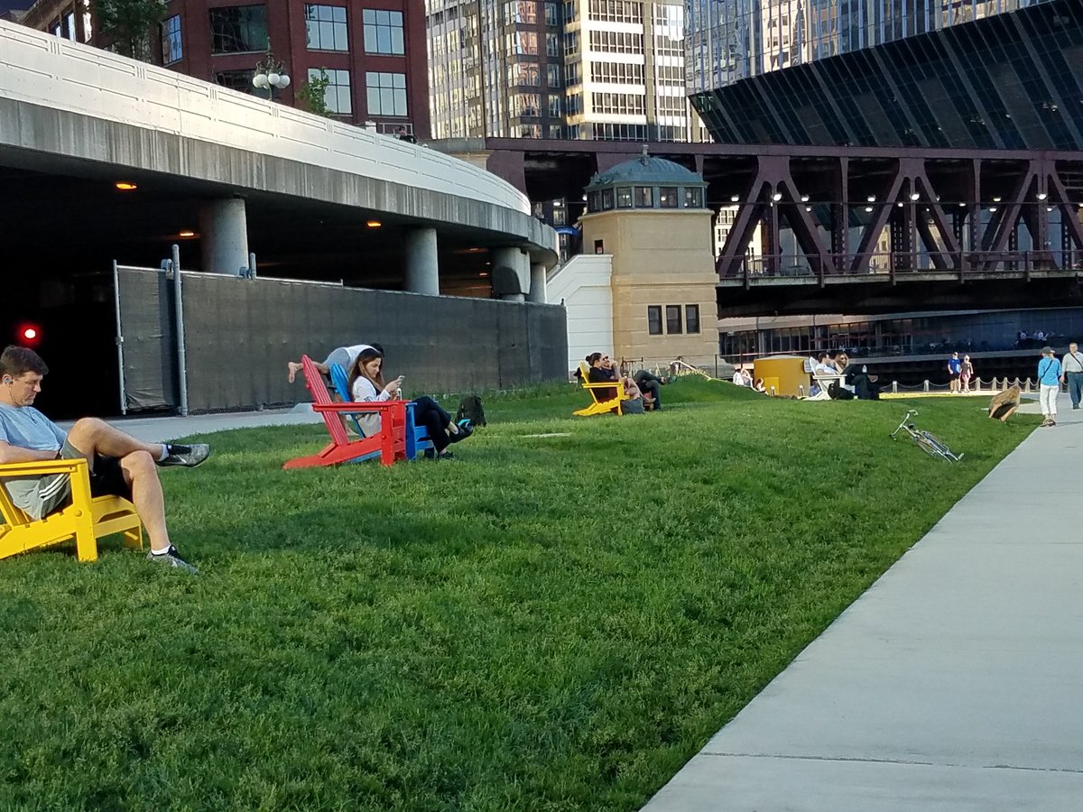 MayorRahm's tweet photo. We’ve added 40 Adirondack chairs to Room 6 of the #ChicagoRiverwalk, located at Franklin and Lake. It’s the perfect spot to sit and enjoy the open green space, soak in the sun and enjoy the view of the River's confluence, where three branches come together! #BuildingonBurnham https://t.co/ScJobMlsUc