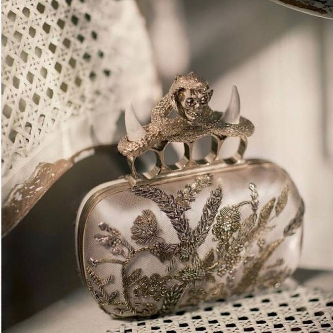 WedLista's tweet photo. If you are looking to make a statement, then this ravishing luxury clutch is what you want.

#WedLista #FashionForWeddings #Clutches #LuxuryClutch #WeddingClutch  #WeddingAccessories #Luxury #Clutch #Purse #Bag #WeddingPurse #WeddingBag https://t.co/J5mkVOxCQ2