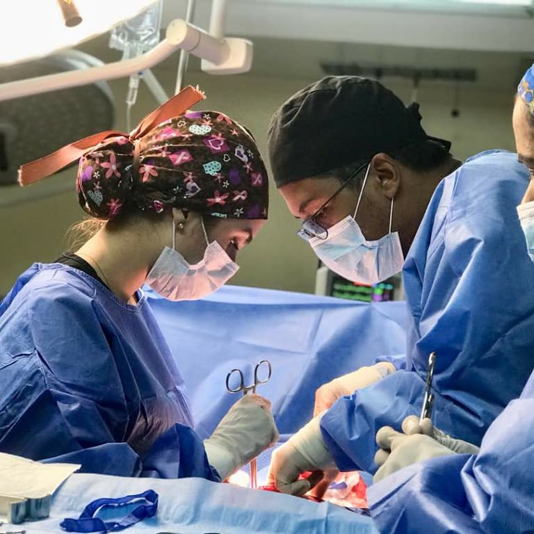 benitocapri's tweet photo. 80 cirugías fueron realizadas durante este fin de semana con el Plan Quirúrgico en el Zulia gracias al Pdte. @NicolasMaduro y al Gobernador Omar Prieto. Plan que ha beneficiado a más de 430 personas con intervenciones de baja, mediana y alta complejidad desde abril.#FuturoSeguro https://t.co/XZu6UUEPQM