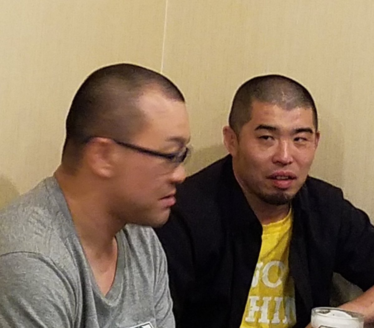 Ricky Fuji リッキーフジ على تويتر 打ち上げで何やら密談する坊主二人 乱れる若手 充電するyoshiya Kdojo