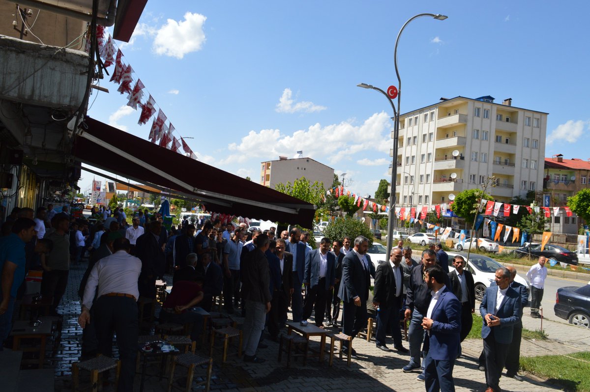 HÜDA PAR Bitlis Milletvekili adayları, beraberindeki kalabalık bir heyetle birlikte, Güroymak (Norşin) ilçe esnafını ziyaret ederek, 24 Haziran seçimleri için destek istediler. Norşin halkı, HÜDA PAR'a yoğun teveccüh göstererek, 24 Haziran'da destek vereceklerini belirttiler.