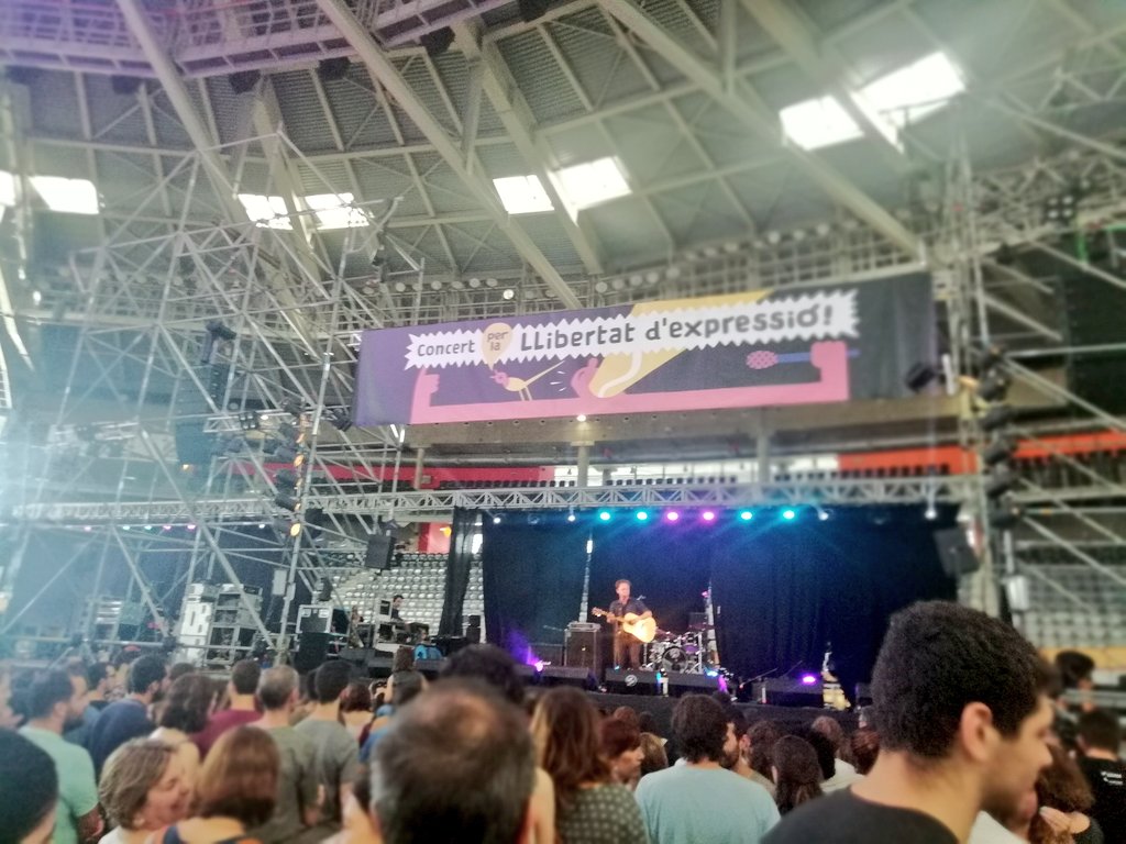 Laurarevolta's tweet photo. Una ocasió única a #Palma per recordar que volem ser lliures per dir i per cantar i que ho volem expressar. Gaudint amb la gent que no calla al concert per la Llibertat d'expressió @acallarassoc #NoCallarem #ForaMorrals #SinMordazas https://t.co/vnVACkGGHx