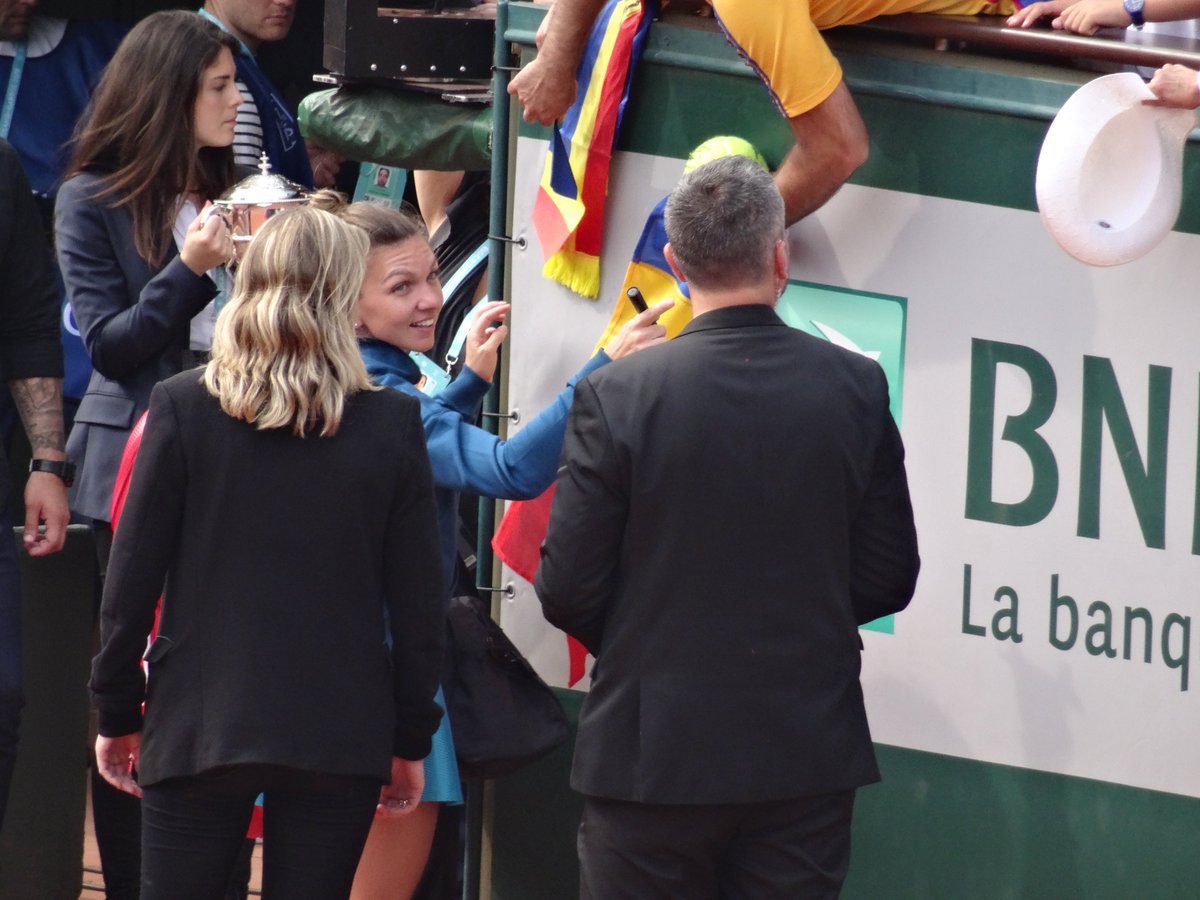 Nanours31's tweet photo. 87.
@Simona_Halep #GrandSlamChampion #MonRolandGarros #MyRolandGarros #RG2018 #Finaledames #WomenFinal https://t.co/fzUWXPO4Qq