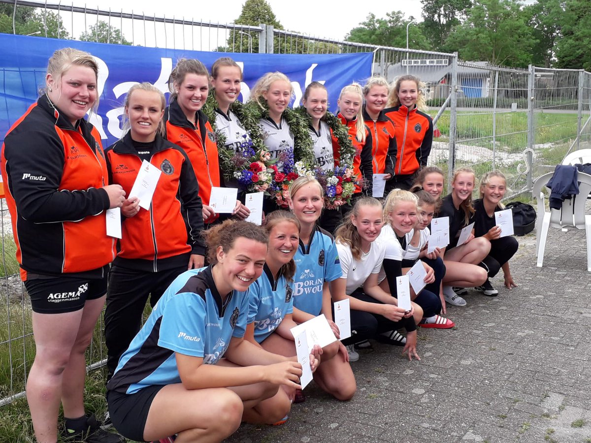 PripperWorkum's tweet image. De winnaars van vandaag. 1e klas dames in Workum. #kaatsen #workum #KNKB