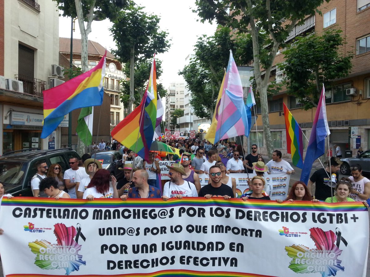 JormazabalF's tweet photo. Un honor ser amigo de dos activistas🌈 como @Dela_sama y @Alcuencaz y compartir con todxs los hermanxs de @WadoAsociacion @CR_WadoLGTBI @Abanico_LGTBI @AlmansaEntiende @plural_lgtb otro día histórico en #CastillaLaMancha en defensa de los #DDHH #LGTBI #OrgulloCLM2018 #CR https://t.co/pcljQHsRTj