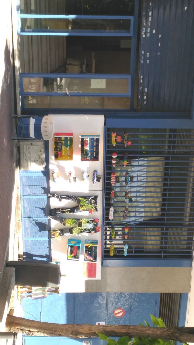 MuchoRadio's tweet photo. @ManuelaCarmena Proponiendo un jardín vertical en la fachada del CMSc de Puente de Vallecas, hecho por vecinos y vecinas del distrito, reciclando materiales https://t.co/142wNUD86W