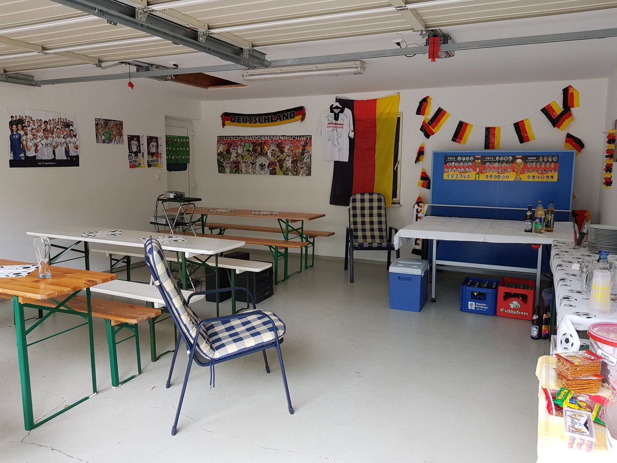 Es ist angerichtet. Nun schon seit 2006. Garage ist Wohnzimmer für 4 Wochen. Auf geht's.
#WM2018 #GERMEX #DieMannschaft