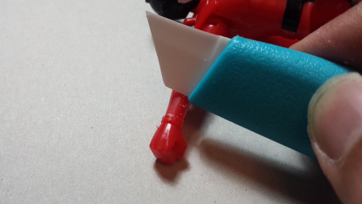 ケンジくん 100均の セラミックナイフ の刃をモーターツールで切断して短くしてみた この状態だと パーティングラインのカンナがけや 先端部分で簡単なスジ彫りなんかがやりやすくて便利 デザインナイフほど刃が鋭くないので 薄 く剥ぐ感じに