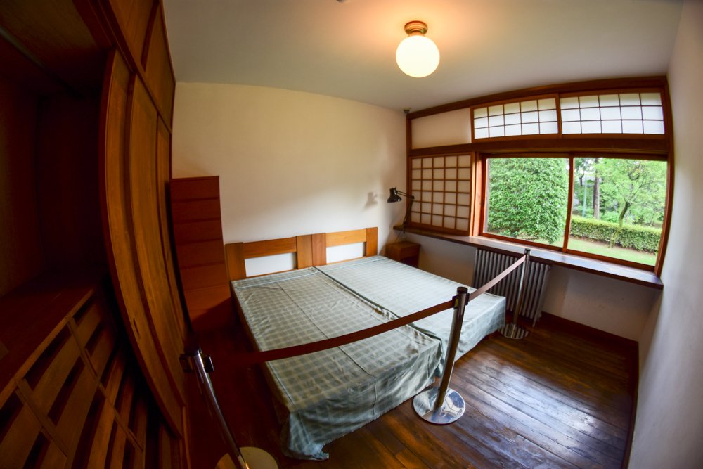 ら る ー 前川國男邸 内装 昭和17年に建てられたとは思えないほど内装がモダン 自分が一番惹かれたのは ユニットバスルームの黒い便座と床のタイル めっちゃハイセンス 痺れたー ふぉとなべオフ 江戸東京たてもの園 魚gunレンズ