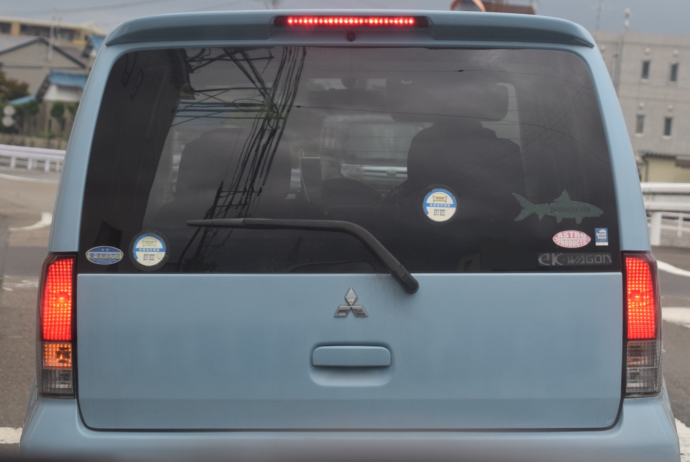 تويتر スカイｄｊ على تويتر 車庫証明のシール ってできるだけ目立たない場所に貼りたいと思うのが普通だと思ってたんだけど すっごい目立つ場所に貼っている車がいた 気になる なんで そんなところに貼ったんだ 教えてくれ T Co Urnjska6ii